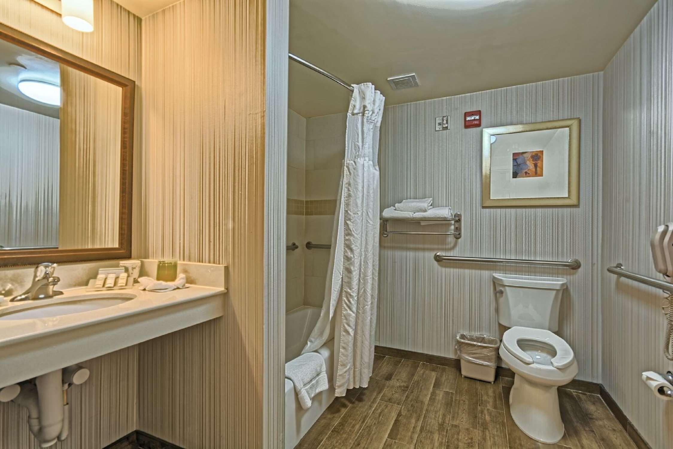 Hilton Garden Inn By Hilton Mount Laurel Bagian luar foto