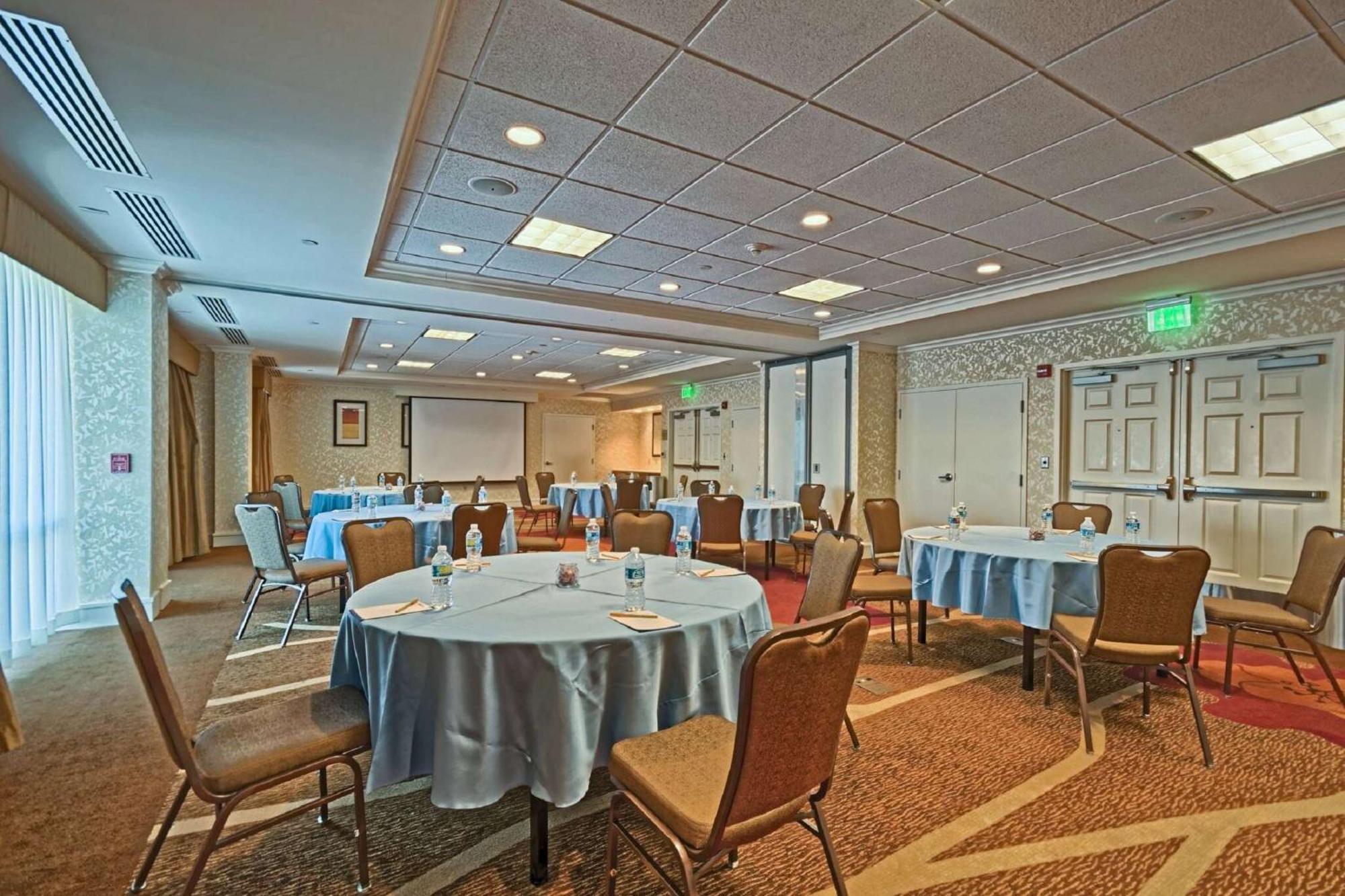 Hilton Garden Inn By Hilton Mount Laurel Bagian luar foto